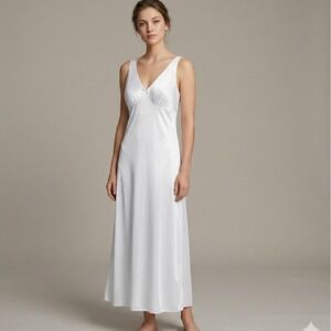 Vanity Fair Full Slip Women 36 White V-Neck Nylon Tricot‎ Midi Vintage USA